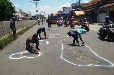 Tanda Cinta Warga Jombang di Lubang Jalan