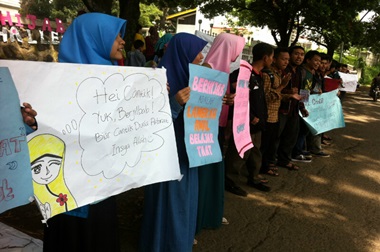 Tolak Valentine, Mahasiswa Unpad Bagi-bagi Jilbab