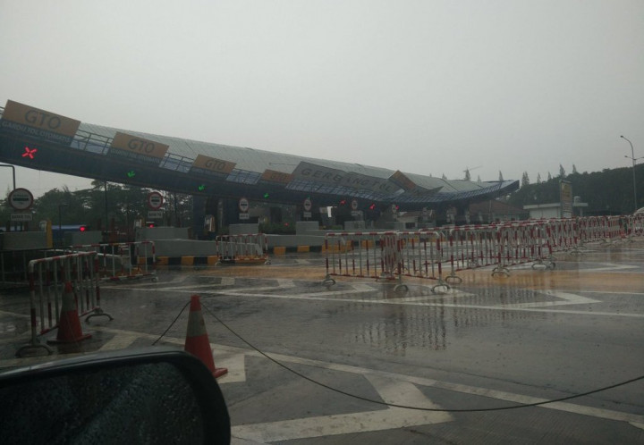 Hujan Lebat Atap Gardu Tol Cikunir 2 Roboh, Lalin Ditutup
