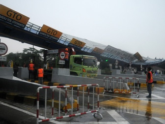 Gerbang Tol Cikunir 2 Roboh, Kendaraan Dialihkan ke Tol Halim