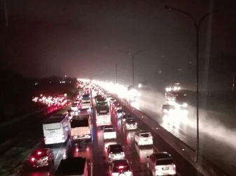 Gerbang Tol Roboh hingga Banjir Lumpuhkan Tol Cikampek-Jakarta