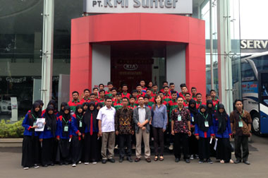 Kia Mobil Donasi Transmisi ke SMK Muhammadiyah Sampang 