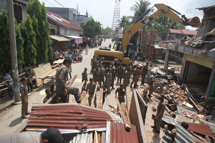 Satpol PP Lakukan Penertiban Lapak PKL di Aceh
