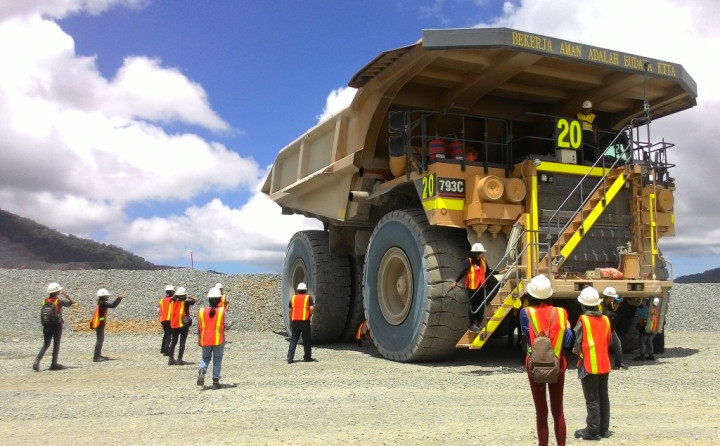 Perempuan di Balik Kemudi Haul Truck