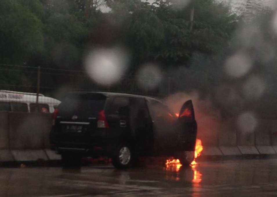 Mobil Toyota Xenia terbakar di ruas jalan Tol Jorr arah Bandara Soekarno Hatta, Rabu (17/2/2016). Foto: Twitter @TMCPoldaMetro.