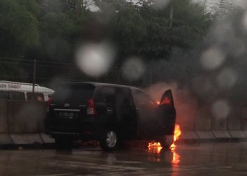 Mobil Xenia Terbakar di Tol Jorr Arah Bandara Soetta