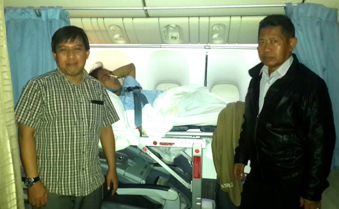 Soenarsih Sudarso diapit dua petugas KUH KJRI Jeddah dalam penerbangan menuju Jakarta. (foto: KJRI Jeddah)