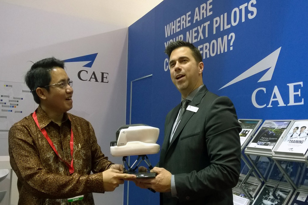 GM Angkasa Training Center Dibyo Soesilo menerima secara simbolis full flight simulator dari Vice President CAE Dean Fisher -- MTVN/Ninok