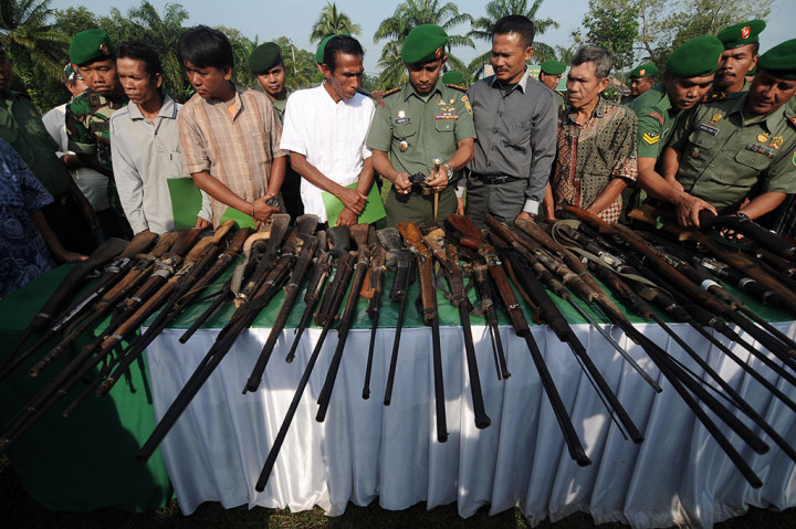 Penyerahan 65 Senjata Api Rakitan Ilegal