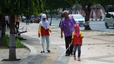 Langkah Mungil Bocah Tunanetra di Simpang Lima