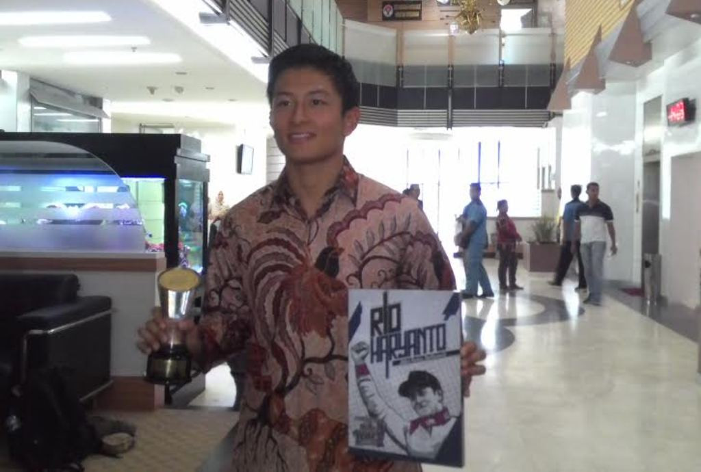 Rio Haryanto saat mengunjungi kantor Kemenpora terkait kepastian dirinya tampil di F1 musim depan (Foto: MTVN/Kautsar Halim)