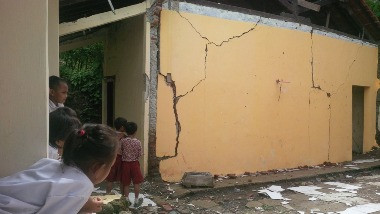 Sekolah Rusak, Siswa SD Belajar di Rumah Warga