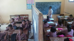 Sekolah Rusak, Siswa SD Belajar di Rumah Warga
