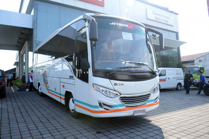 Michelin Ikut Hino FC Bus Roadshow Keliling Jawa Timur 