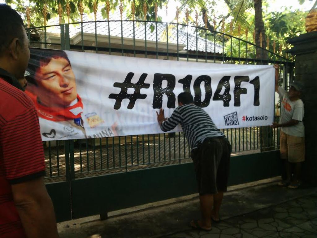 Warga Solo membentangkan spanduk dukungan untuk Rio Haryanto di kediaman orang tua Rio. (Foto: MTVN/Pythag)