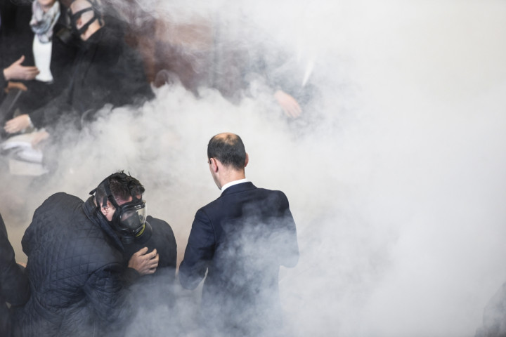 Sidang Parlemen Kosovo Diwarnai Pelemparan Gas Air Mata