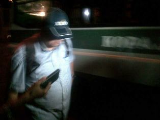 Sembari Menunduk, Adik BW Berlalu usai Diperiksa KPK