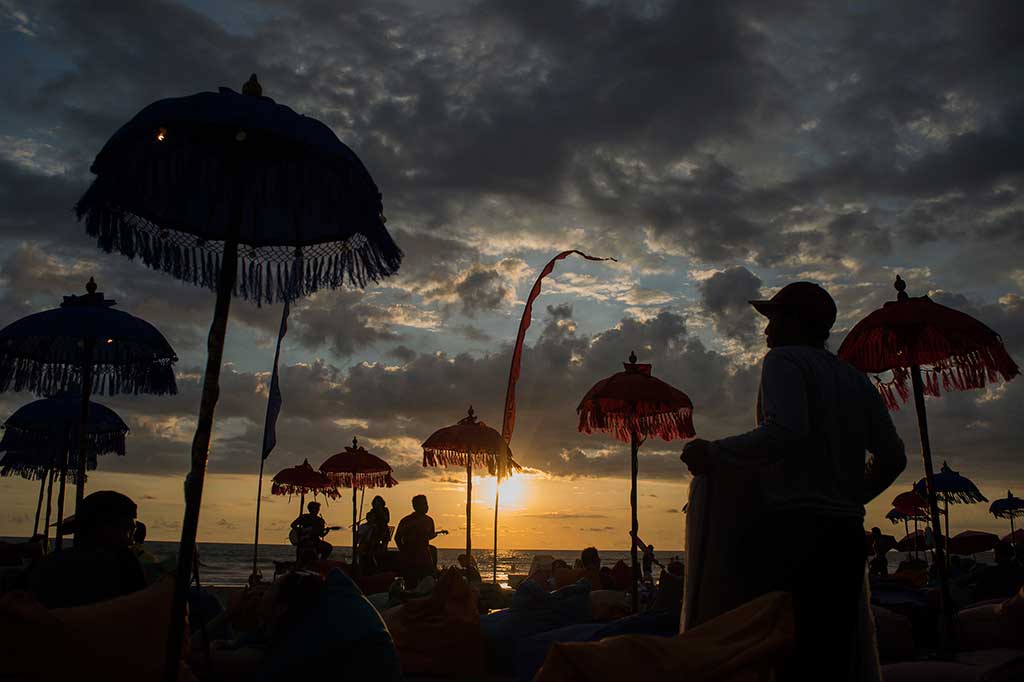 Indahnya Senja di Pantai Double Six