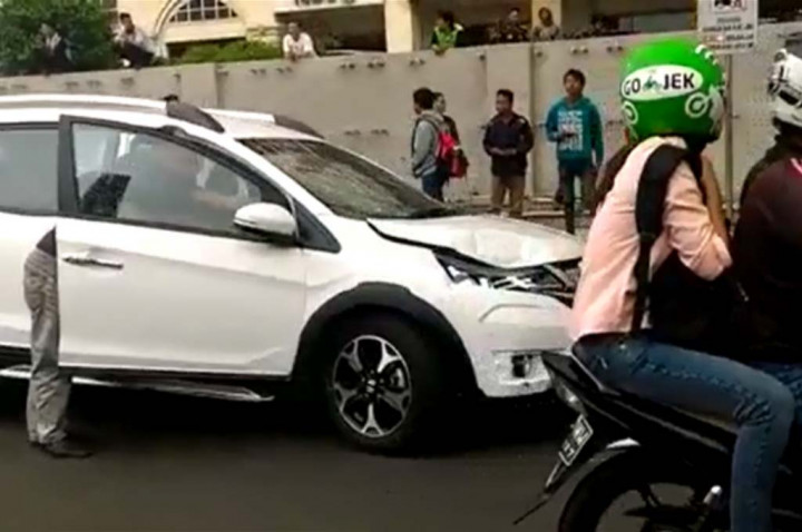 Honda BR-V ini Jatuh dari Truk <i>Delivery</i> 