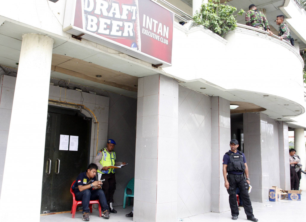 Polisi berjaga di depan Intan Cafe di Kalijodo. Foto: MI/Galih Pradipta
