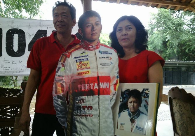 Ayahanda Rio Haryanto, Sinyo Haryanto (kiri) bersama istri, Indah Pennywati (Foto: MTVN/Pythag Kurniati)