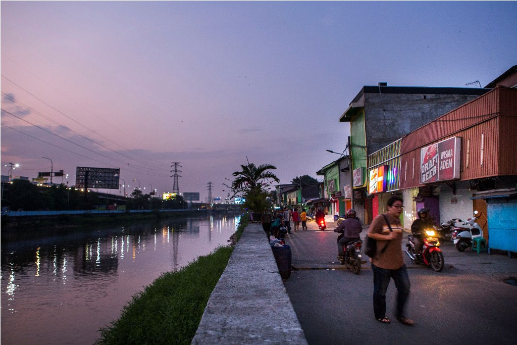 Suasana senja di kompleks hiburan malam di kawasan Kalijodo, Jakarta Utara -- Foto: Media Indonesia/ Atet Dwi Pramadia 