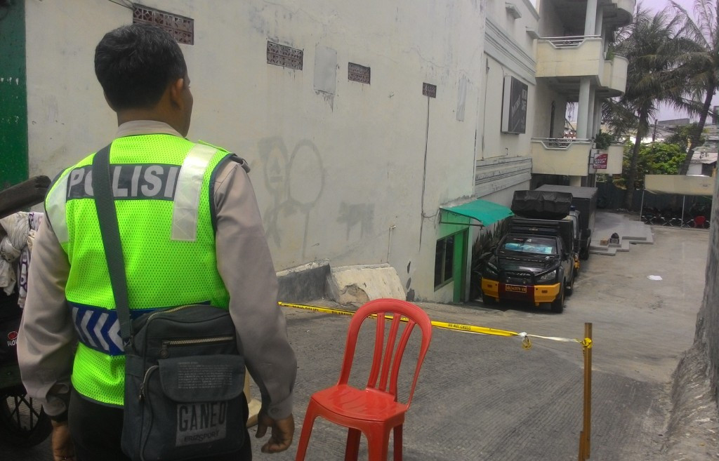 Polisi berjaga di sekitaran Kafe milik Aziz, Minggu (21/2/2016). Foto: MTVN/Arga Sumantri
