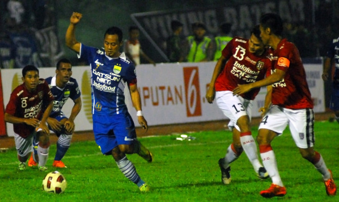 Pesepak bola Persib Bandung Atep (3 kiri) berebut bola dengan pesepak bola Bali United dalam pertandingan persahabatan di Stadion Siliwangi Bandung. (ANTARA FOTO/Agus Bebeng)