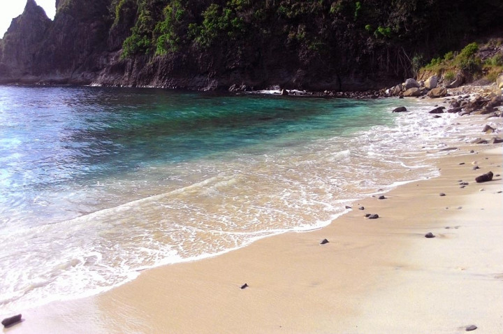 Pesona Eksotis Pantai Lawar di Sumbawa Barat