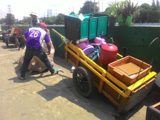 Penggusuran Kalijodo Rezeki Buat Pengumpul Barang Bekas