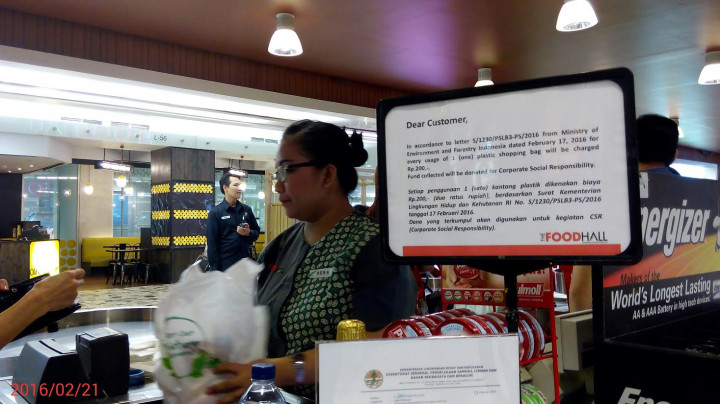 Masih Ada Produsen yang Belum Terapkan Plastik Berbayar