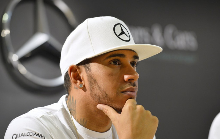 Hamilton Balas Kritikan Vettel dengan Tertawa