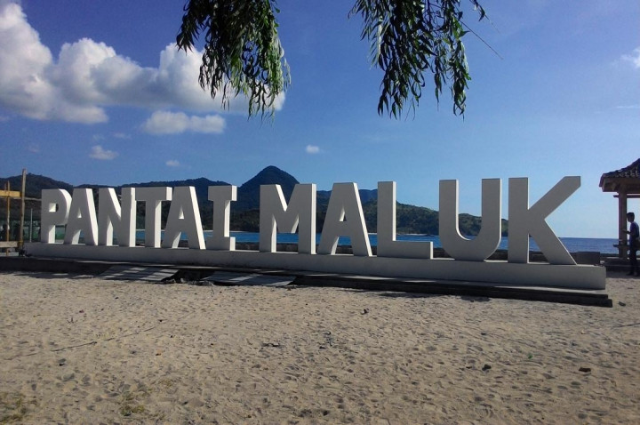 Menanti Senja di Pantai Maluk 