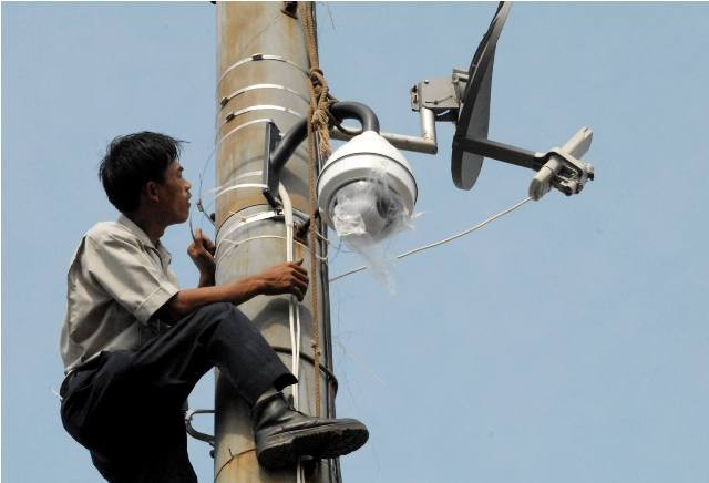Teknisi memasang kamera cctv. (Foto:Antara/Fanny Octavianus)