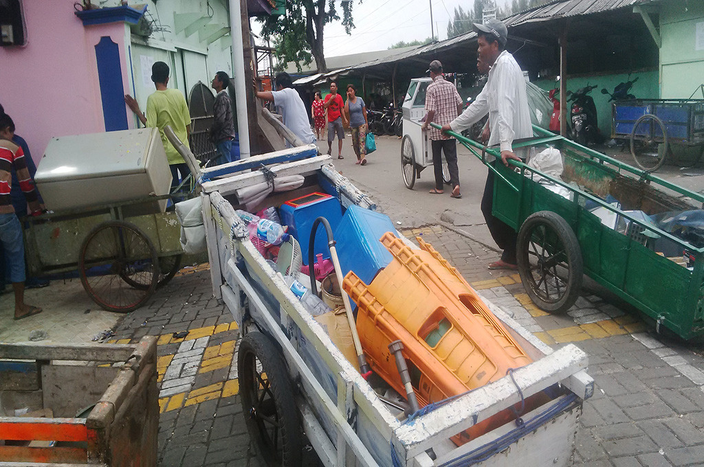 Warga mulai mengangkut barang dari permukiman mereka di Kalijodo----MTVN/Wanda Indana