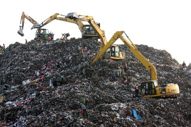 Lima Alat Berat Baru akan Keruk Sampah TPA Burangkeng