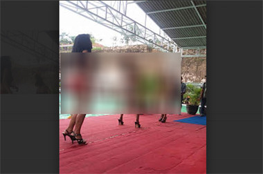 Aksi Perempuan Berbikini Bikin Heboh di Bangkalan