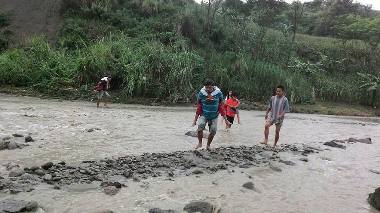 Menggendong Anak Seberangi Sungai