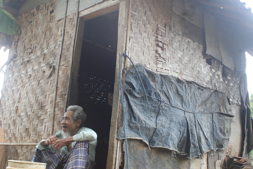 Husen, 93, warga Kampung Babakan, Sukabumi, Jawa Barat, tinggal di gubuk tak layak huni (Foto: Ant/Benny Bastiandy)