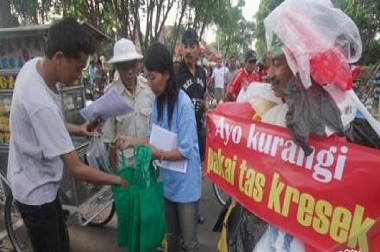 Pemilik Kios Khawatir Kehilangan Pelanggan bila Terapkan Kantong Plastik Berbayar