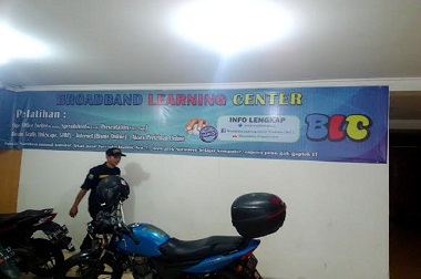 Anak-anak Belajar di Bangunan Bekas Pusat Bisnis Prostitusi