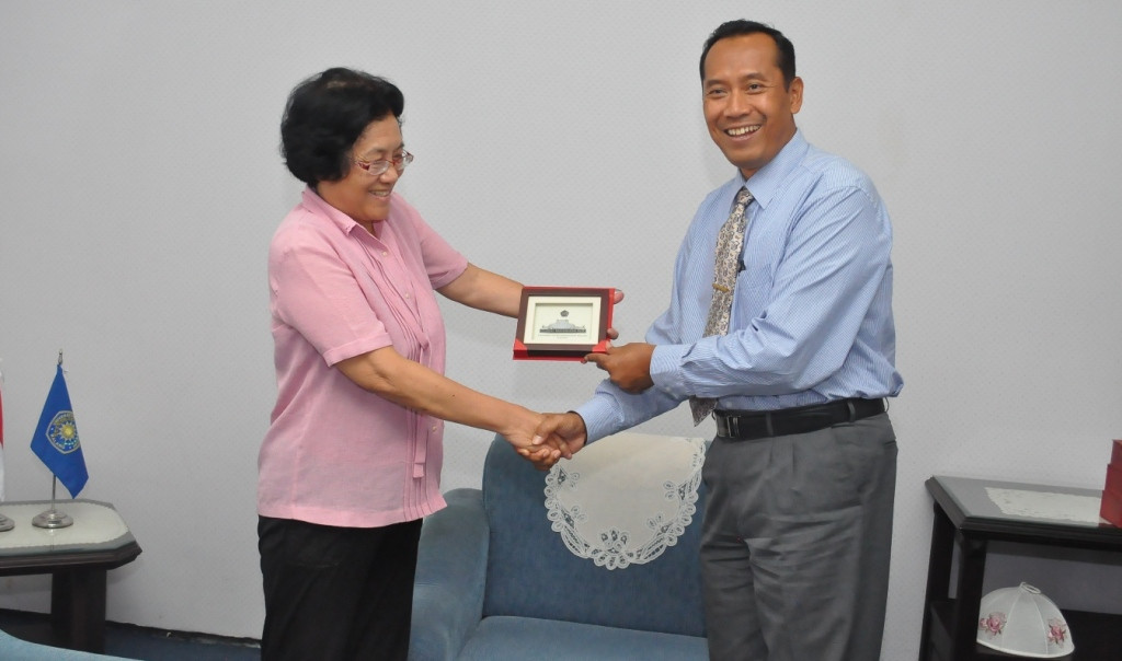 Rektor UMM, Fauzan (kiri) bersama perwakilan dari Open University RRT. Foto: Istimewa