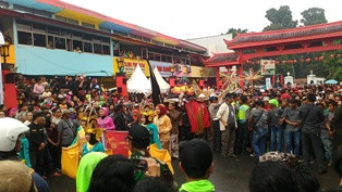 Di Tengah Gerimis, Barongsai Masih Ligat Meliuk-liuk