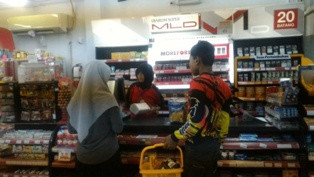 Pembeli Kaget Diminta Bayar Kantong Plastik