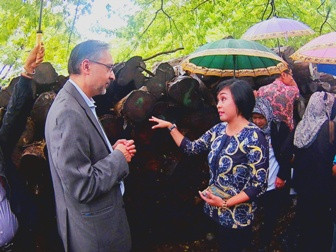 Dubes Inggris Sambangi Industri Kayu Jepara