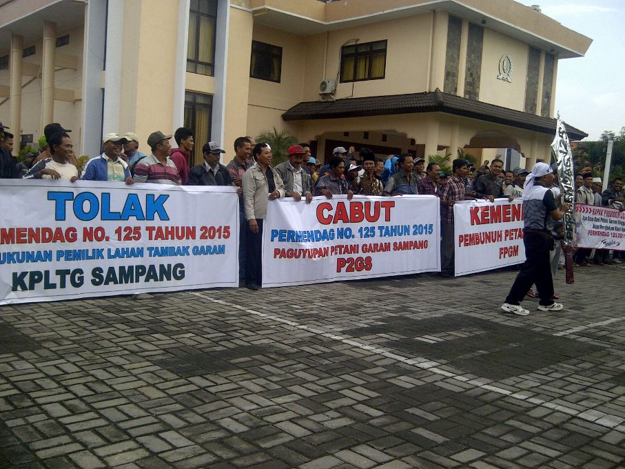 Anggota Forum Petani Garam Madura (FPGM), di halaman DPRD Bangkalan, Madura, sebelum bertolak ke Jakarta, Selasa (23/2/2016). Foto: MTVN/ Agus Josiandi.