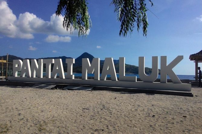 Waiting for Sunset in Maluk Beach