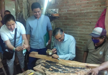 Dubes Inggris Belajar Mengukir di Jepara