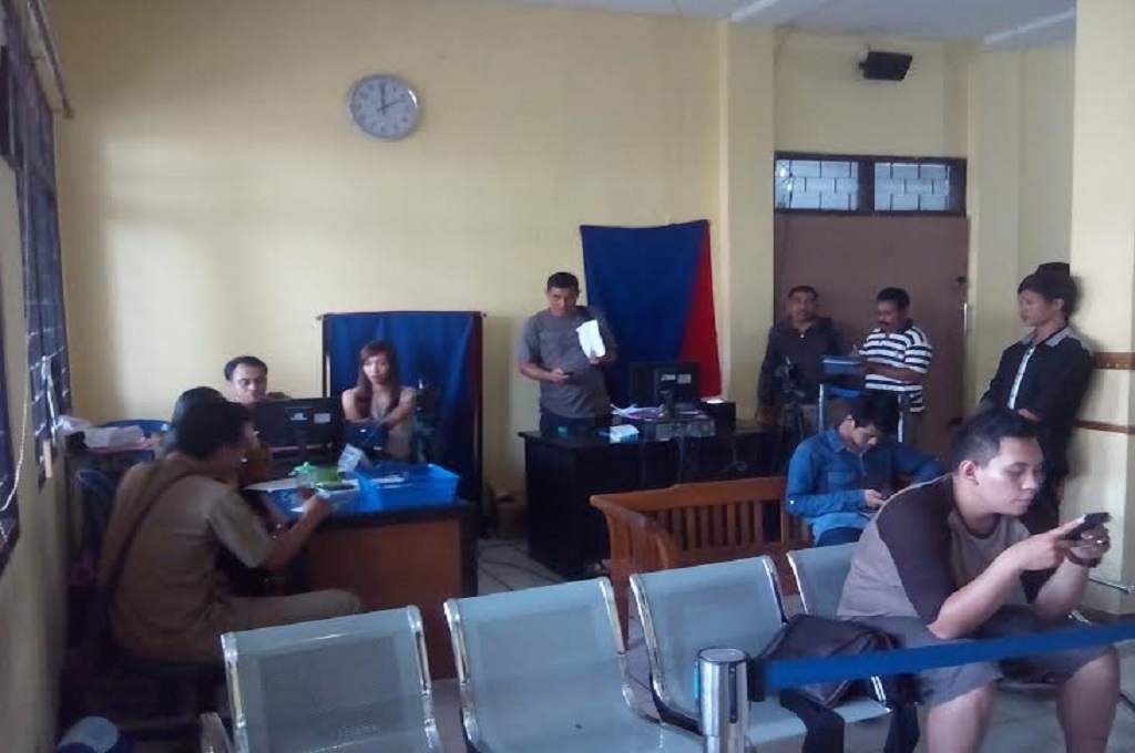 Warga mengantre mengurusi E-KTP di Dispendukcapil Kabupaten Malang, MTVN - Aditya Mahatva Yodha