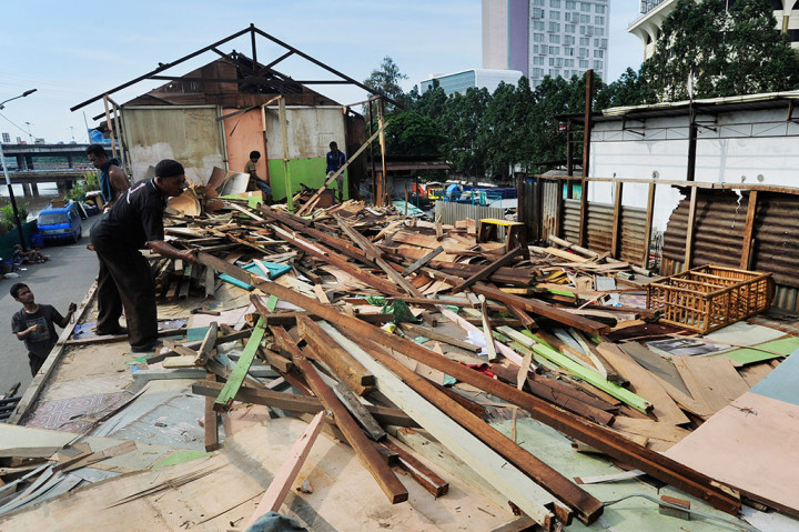 Warga Kalijodo Bongkar Bangunan Sendiri